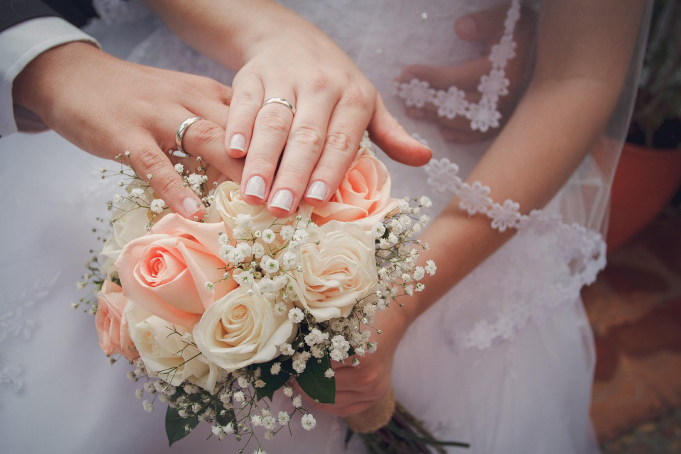 wedding rings bouquet hands